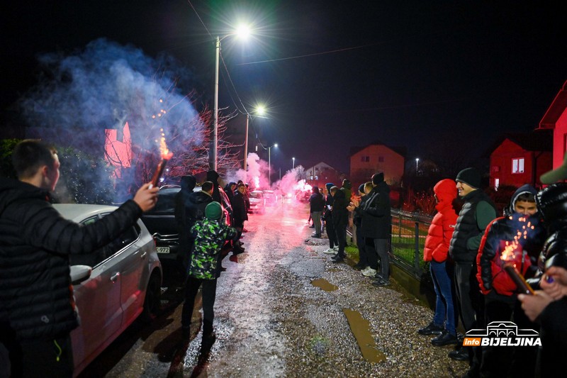 Emotivan doček za bijeljinske kik-boksere iz Abu Dabija: Prijatelji organizovali slavlje za oca i sina Rankoviće (FOTO)