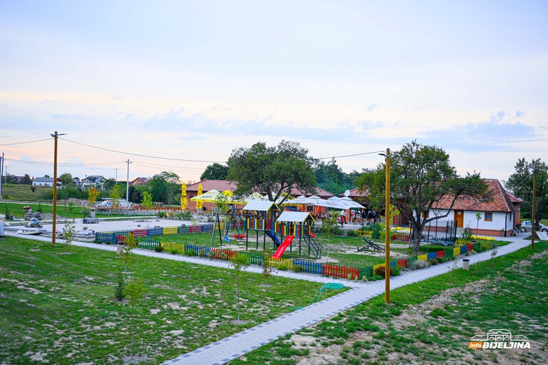 InfoBijeljina u Dragaljevcu: Brojne kuće zaključane, a nekad se po cijeli dan orila pjesma (FOTO, VIDEO)