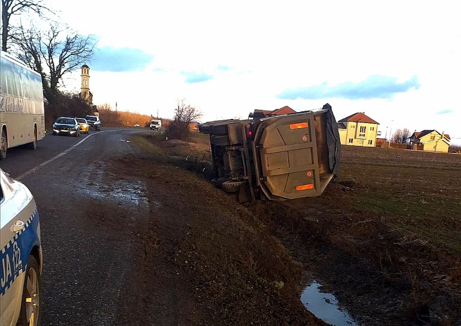 Pijan prevrnuo kamion na putu Bijeljina - Brčko (FOTO)