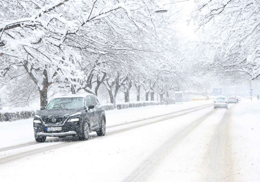 Vozači, vozite oprezno: Klizavi putevi i snijeg usporavaju saobraćaj