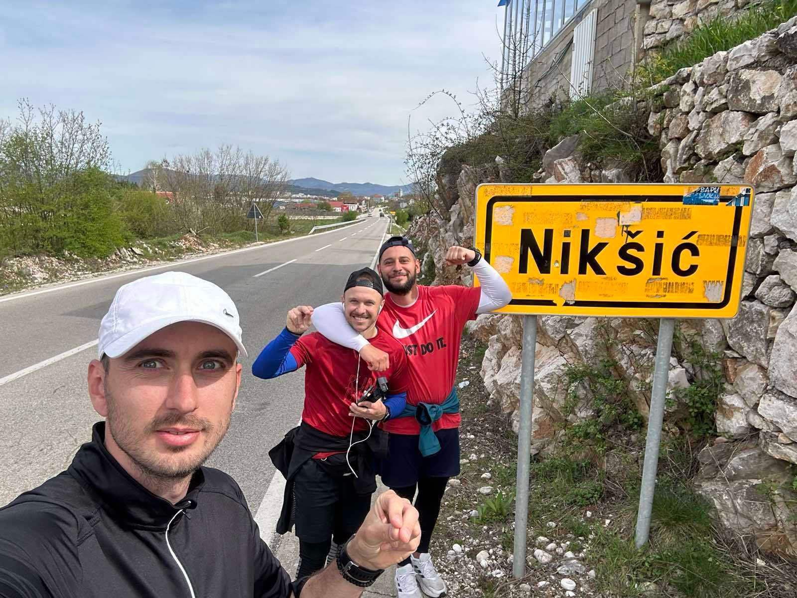 Prije 10 dana iz Banjaluke krenuli za Ostrog: Milan, Siniša i Damjan na hodočašću za porodicu, prijatelje, kumove i sugrađanku Dariju Karanović (FOTO)