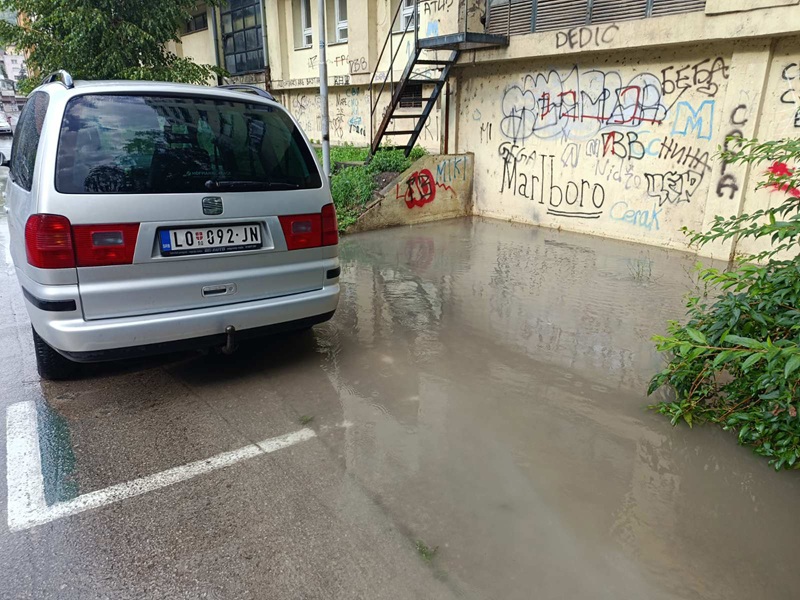 Nevrijeme pogodilo Zvornik: Obilna kiša pokrenula klizište i poplavila ulice /FOTO/