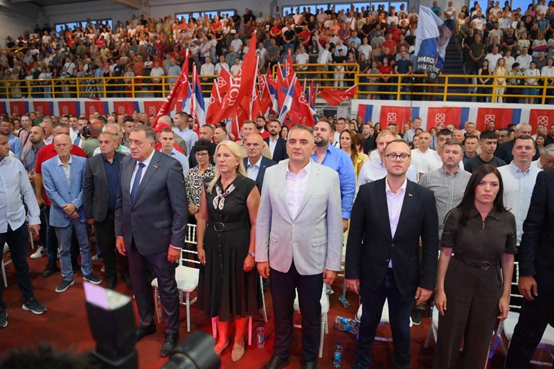 Dodik na tribini u Bijeljini: Ponosni smo na Minića i Cvijanovićevu, njihova pobjeda neupitna