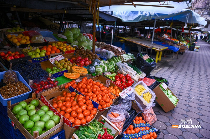 Bijeljina: Tržnica zatvorenog tipa san prodavaca (FOTO)