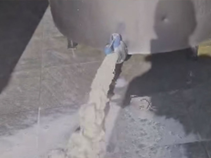 Mljekari u Laktašima prosipali mlijeko (VIDEO)
