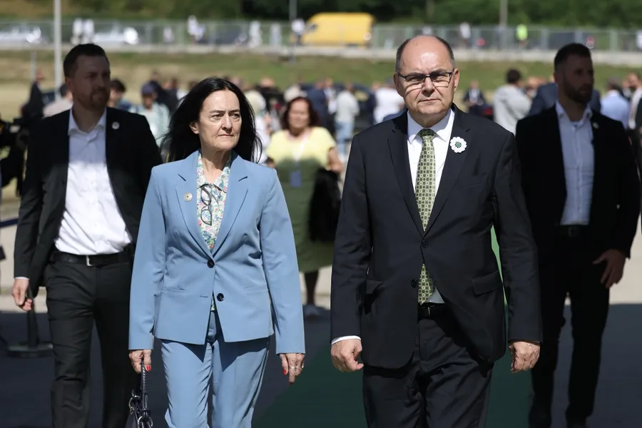 Incident u Potočarima: Oštećeno SLUŽBENO VOZILO ŠMITA, obezbjeđenje ignorisalo naredbu policije