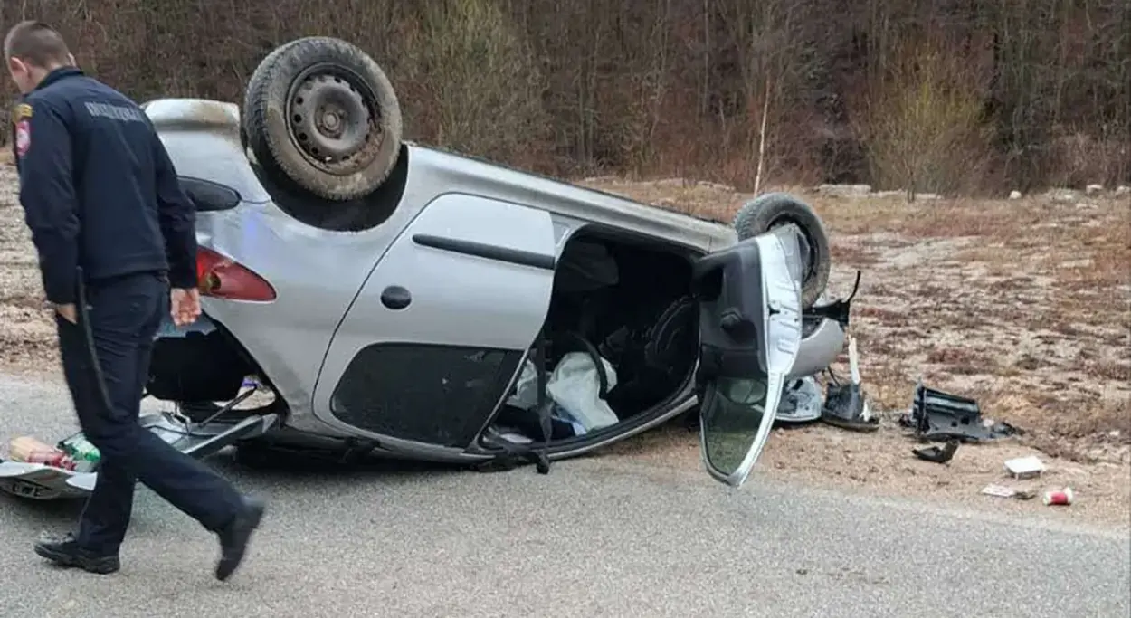 Još jedna teška nesreća u Srpskoj: Auto na krovu, ima povrijeđenih