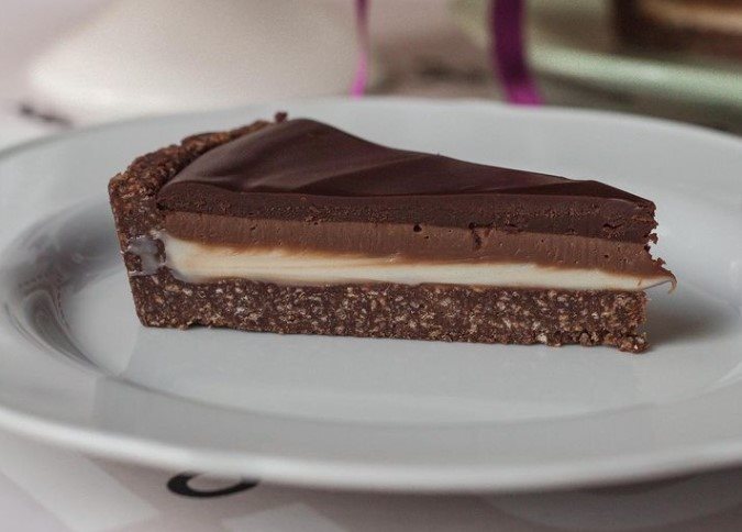 KORICA OD KEKSA I FIL OD 3 VRSTE ČOKOLADE: Tart koji se ne peče - spremite ga za slavu, rođendan ili praznike