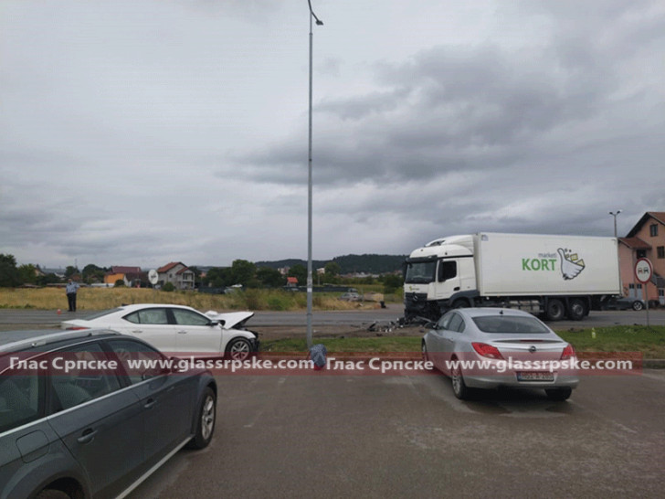 Teška saobraćajna nesreća na ulazu u Modriču, ima stradalih!