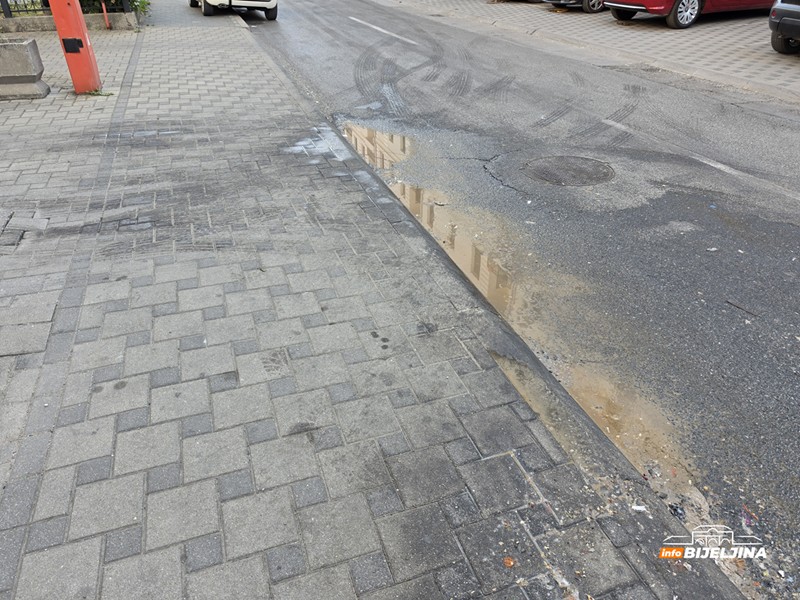 Bijeljinci ljuti jer kamion komunalaca ostavlja smrad iza sebe (FOTO)