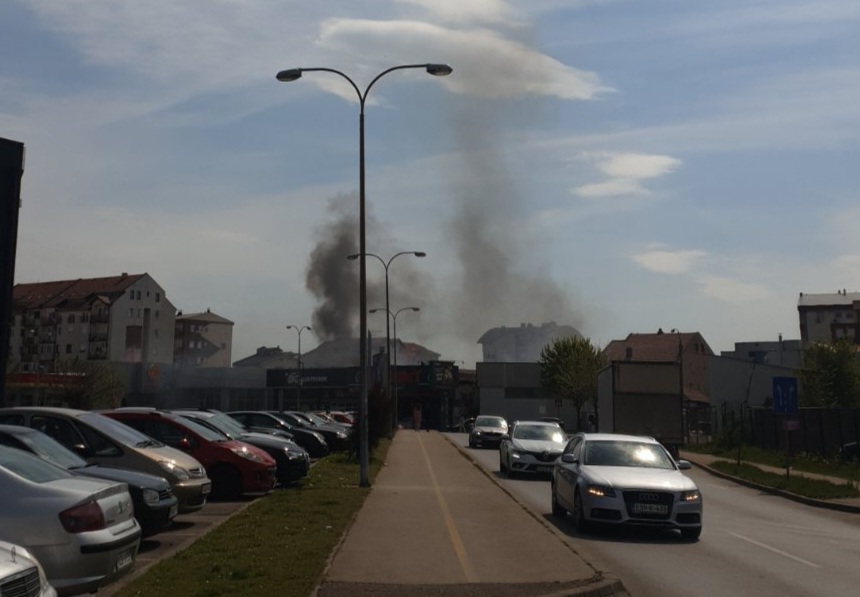 Gori kontejner u Sremskoj ulici u Bijeljini, na terenu vatrogasci