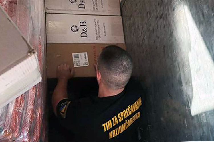 Na Rači oduzeta roba vrijedna 78.300 KM: Krijumčarili cigarete u povrću