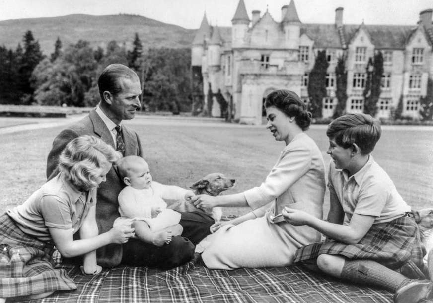 Rodila je 4 djece: Kraljica Elizabeta nikada nije fotografisana sa trudničkim stomakom, evo zašto