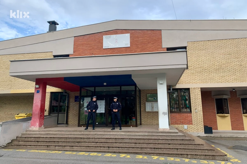 Policajci dežuraju ispred škole u Istočnom Sarajevu: Učenik na tabli napisao da će pobiti cijelu prvu smjenu