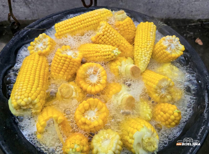 Trikovi za sočan kukuruz: Koliko DUGO GA KUVATI i na šta obratiti pažnju