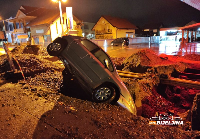 Bijeljina: Vozilom upao u rupu na gradilištu (FOTO)
