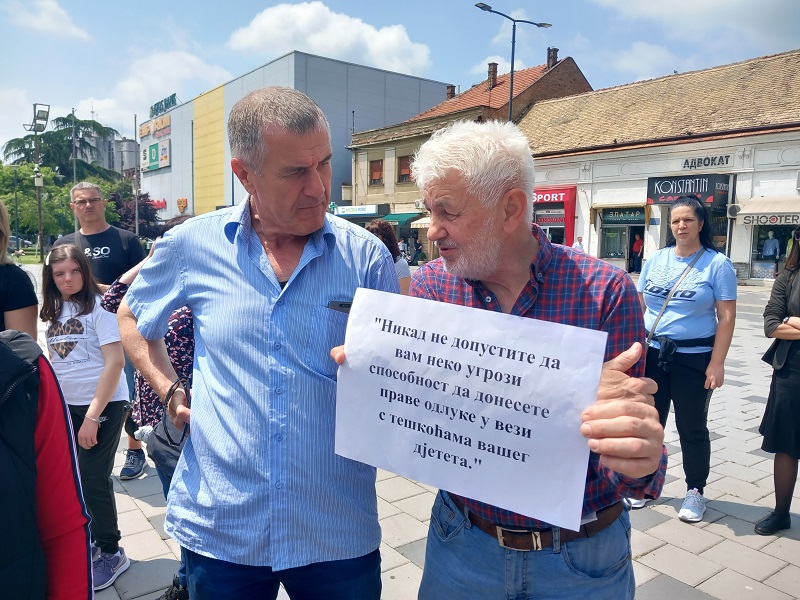 Roditelji djece s poteškoćama u razvoju poručili: Ne pravite od nas socijalne slučajeve! (FOTO)