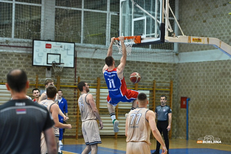 U dramatičnoj završnici Budućnost savladala Radnik i plasirala se u finale (FOTO)