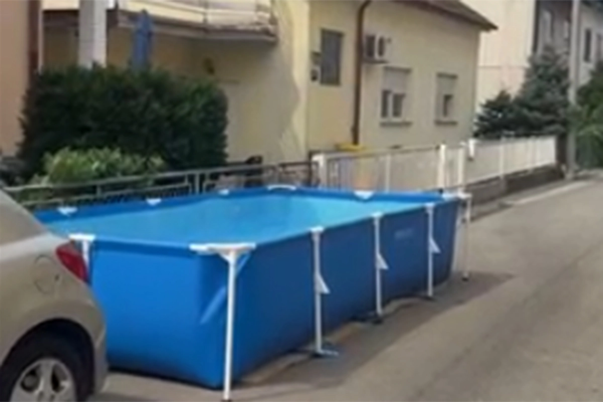 Žena u Zagrebu postavila bazen nasred ulice: