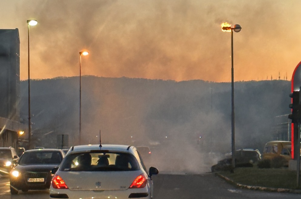 Gori stub ulične rasvjete na putu Bijeljina - Tuzla