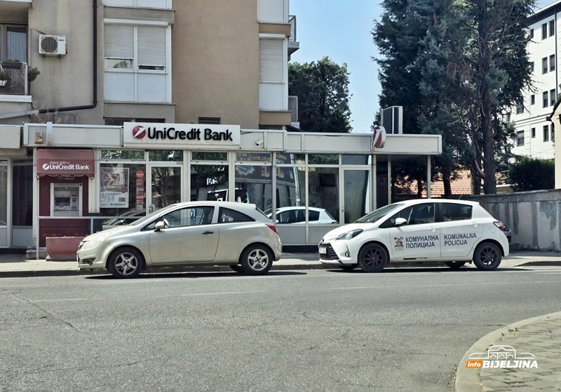 Bijeljina: Tri vozila parkirana na ulici, jedno pripada Komunalnoj policiji (FOTO)