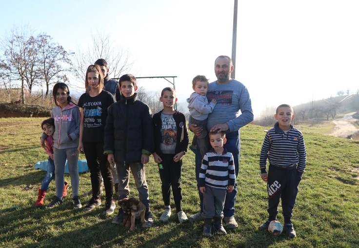 Dobili 12 djece za 12 godina braka: Radimo od jutra do mraka, kuća je na kredit ali se ne predajemo (FOTO)