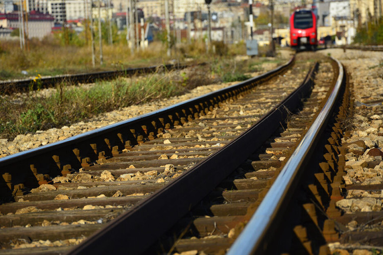 Automobil podletio pod voz, poginuo vozač iz BiH