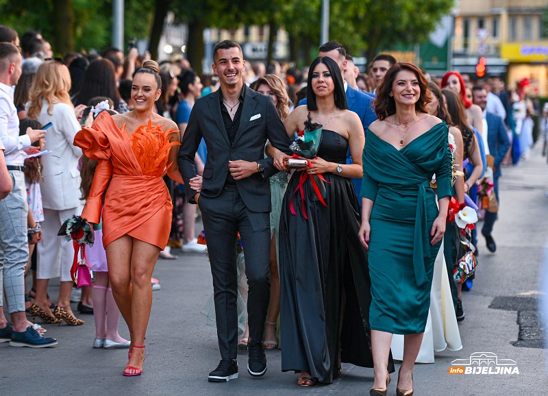 U susret maturskim zabavama u Bijeljini: Provjerili smo cijene frizura i haljina (FOTO)