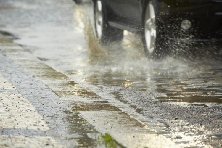 Usporen saobraćaj kroz Prijedor, izlile se oborinske vode
