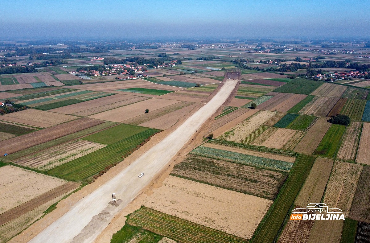 InfoBijeljina na licu mjesta: Autoput Rača - Bijeljina gradi 12 teških mašina i 21 kamion kiper (FOTO, VIDEO)