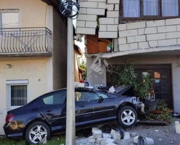Nevjerovatna nesreća u Kraljevu: TRKALI SE po izlasku iz kafane i na kraju ZABILI U KUĆU (FOTO)
