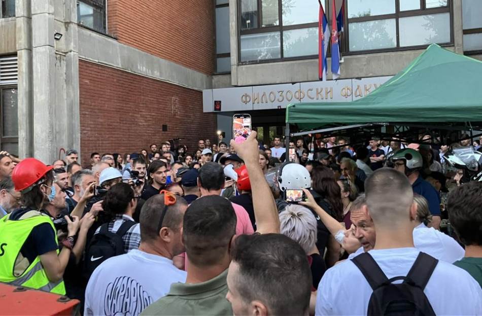 Napeto u Novom Sadu: Policija ušla na Filozofski fakultet, studenti traže da dekan i zaposleni napuste objekat
