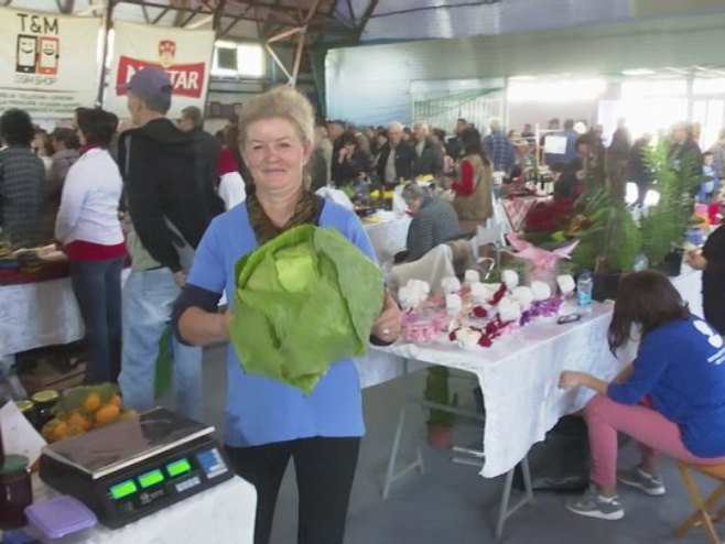 Mejra Korajčević iz Janje na njivi ubrala glavicu kupusa od skoro 5 kg