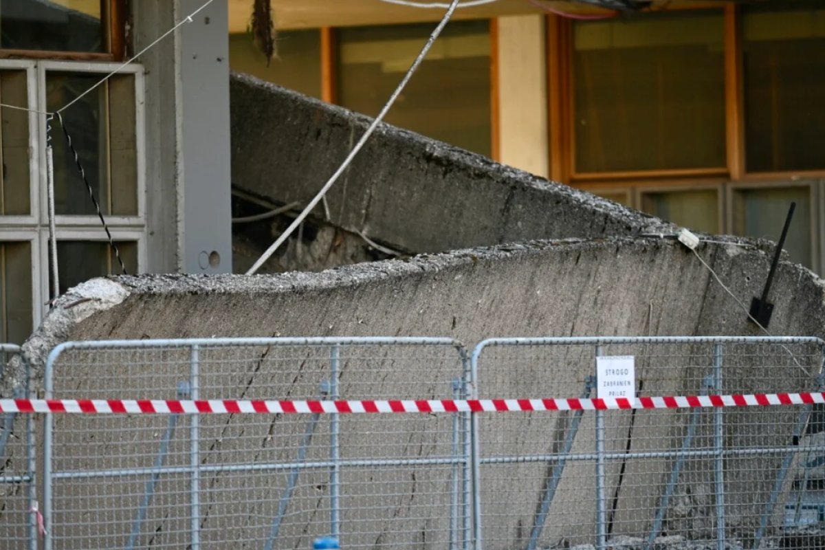 Urušio se dio krova na Skenderiji u Sarajevu, prostor ograđen