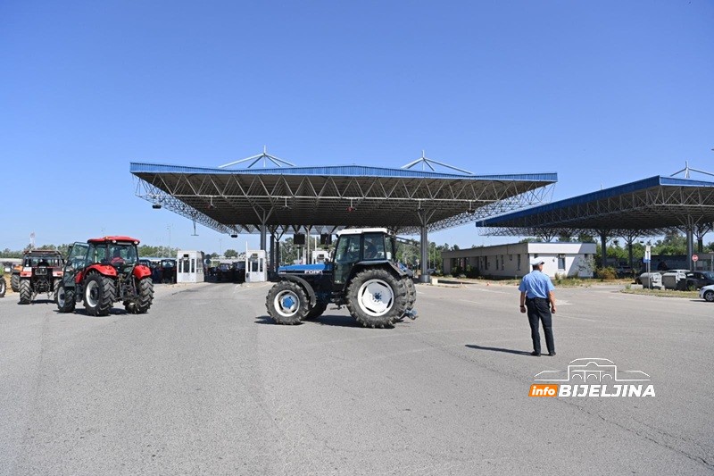 Poljoprivrednici poručili na Rači: Ne čuje nas onaj ko treba, neka se uključi Dodik (FOTO)