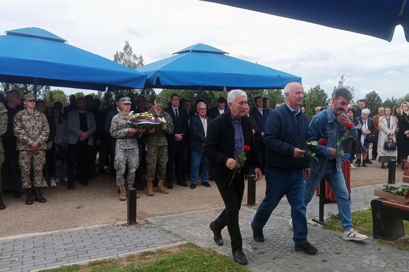 Bijeljina: Obilježene 33 godine od pogibije 33 borca na Banj brdu – parastos i vijenci na Pučilama