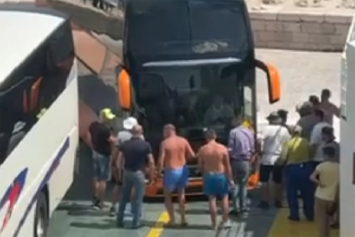 Autobus na sprat zapeo na trajektu za Korčulu, ljudi ga tresli i gurali
