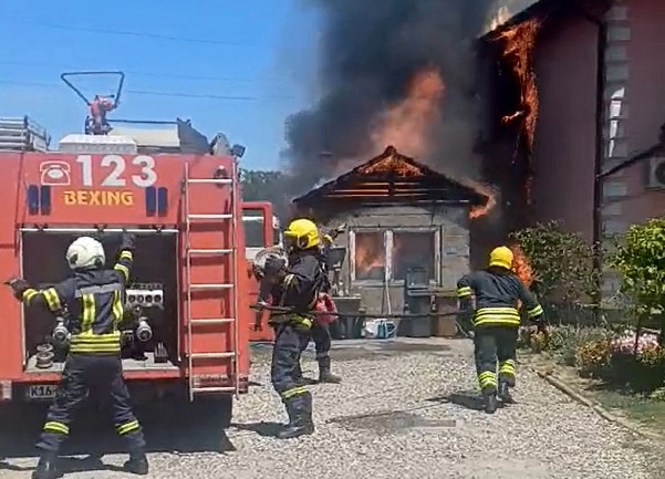 Požar u Bijeljini, vatrogasci na terenu (FOTO)