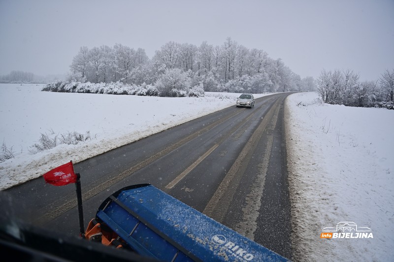 Ekipa InfoBijeljine na terenu sa vozačem grtalice: “Dosta mladih nema obzira prema nama” (FOTO)