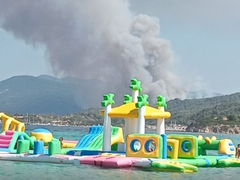 Veliki požar na Sitoniji, turisti pozvani na hitnu evakuaciju!