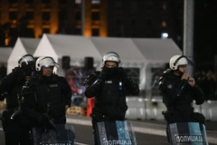 Napeta atmosfera ispred Skupštine: dva skupa, hiljade ljudi, policajci u opremi za razbijanje demonstracija