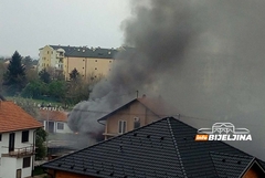 Gori kuća u Bijeljini, vatrogasci na terenu (FOTO)