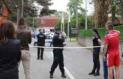 Prve fotografije ispred škole gdje je učenica NAPALA NASTAVNICU I DRUGA, roditelji slomljeni