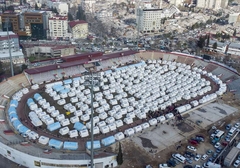 Postavljeni stambeni šatori: Više od 50.000 njih poslužiće za smještaj žrtvama zemljotresa (FOTO)