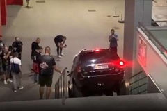 ŠOKANTAN PRIZOR Vozač pokušao da se spusti niz stepenice banjalučke Tržnice (VIDEO)