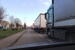 Prevoznicima preostaje samo strpljenje: Kamioni na granici sa Hrvatskom i dalje čekaju satima