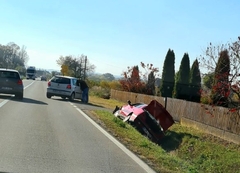 Nezgoda u Suvom Polju, automobil završio u kanalu 