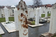 Maloljetnici oštetili nadgrobne spomenike na muslimanskom groblju u Brčkom
