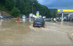 Jako nevrijeme u majevičkom kraju, voda potopila put i opkolila kuće (FOTO)