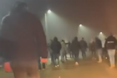 Jezivi snimak iz Tuzle: Torcida s palicama kreće na Delije (VIDEO)